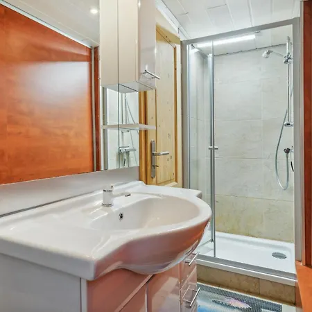 2 Bedroom Stunning In Zeulenroda-triebes